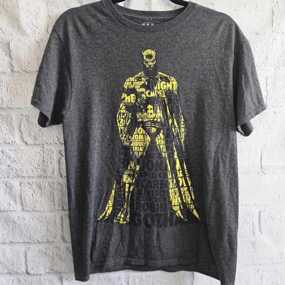 Batman Gray And Yellow Character Graphic Tee Medium - Picture 8 of 8